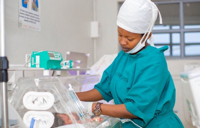 Midwife at Kirehe Hospital, Rwanda (Photo: Andre Rugema, RBC)